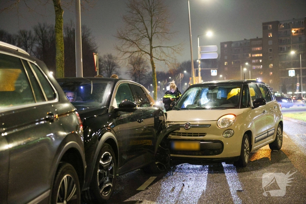 Bestuurder raakt gewond na botsing met geparkeerde auto's
