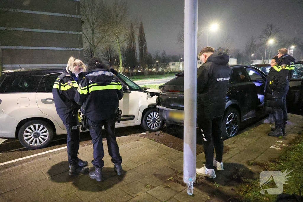 Bestuurder raakt gewond na botsing met geparkeerde auto's