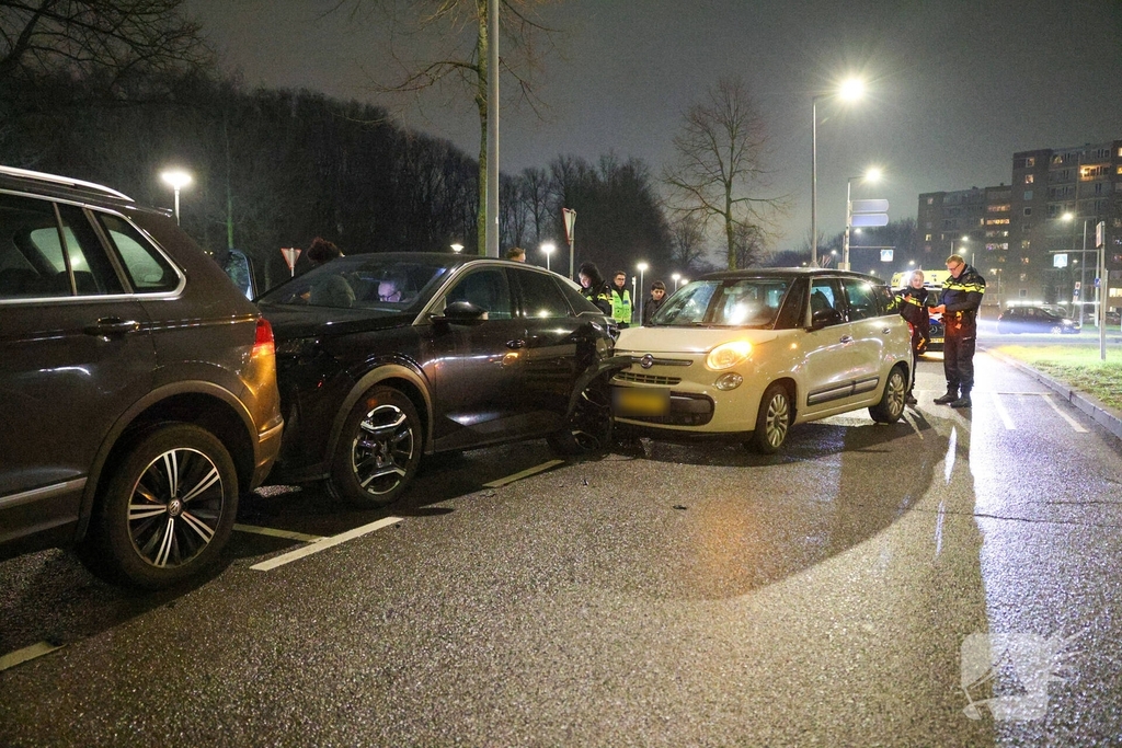 Bestuurder raakt gewond na botsing met geparkeerde auto's