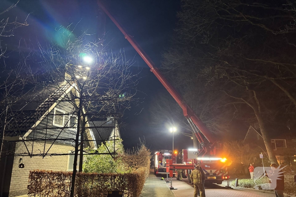 Hoogwerker ingezet bij schoorsteenbrand