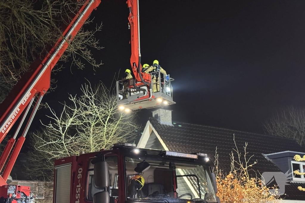 Hoogwerker ingezet bij schoorsteenbrand