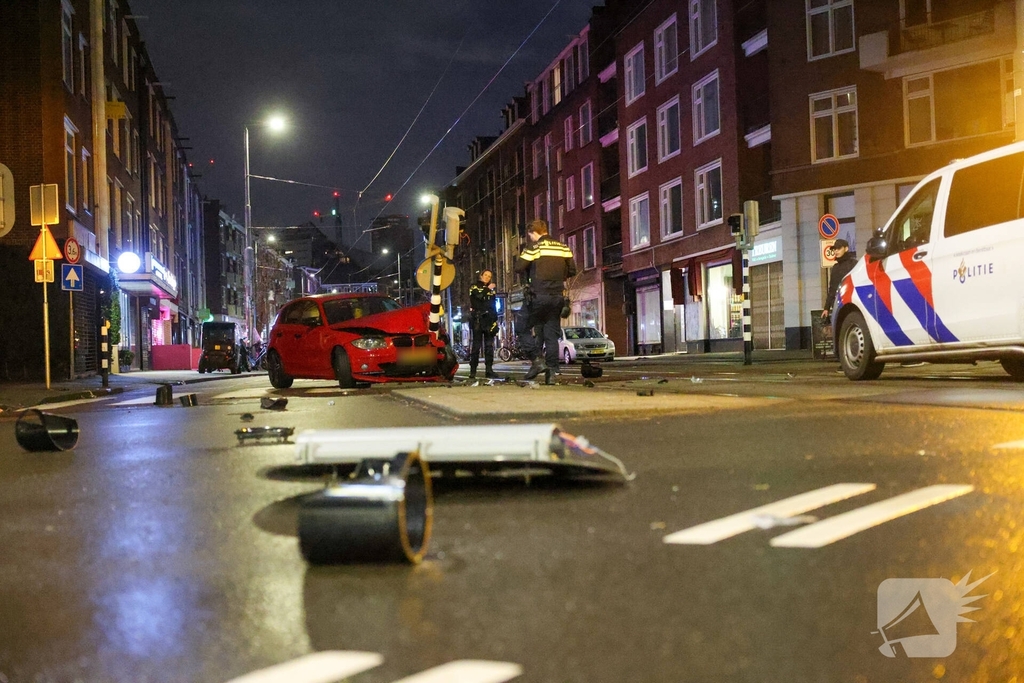 Auto rijdt stoplicht omver op druk kruispunt