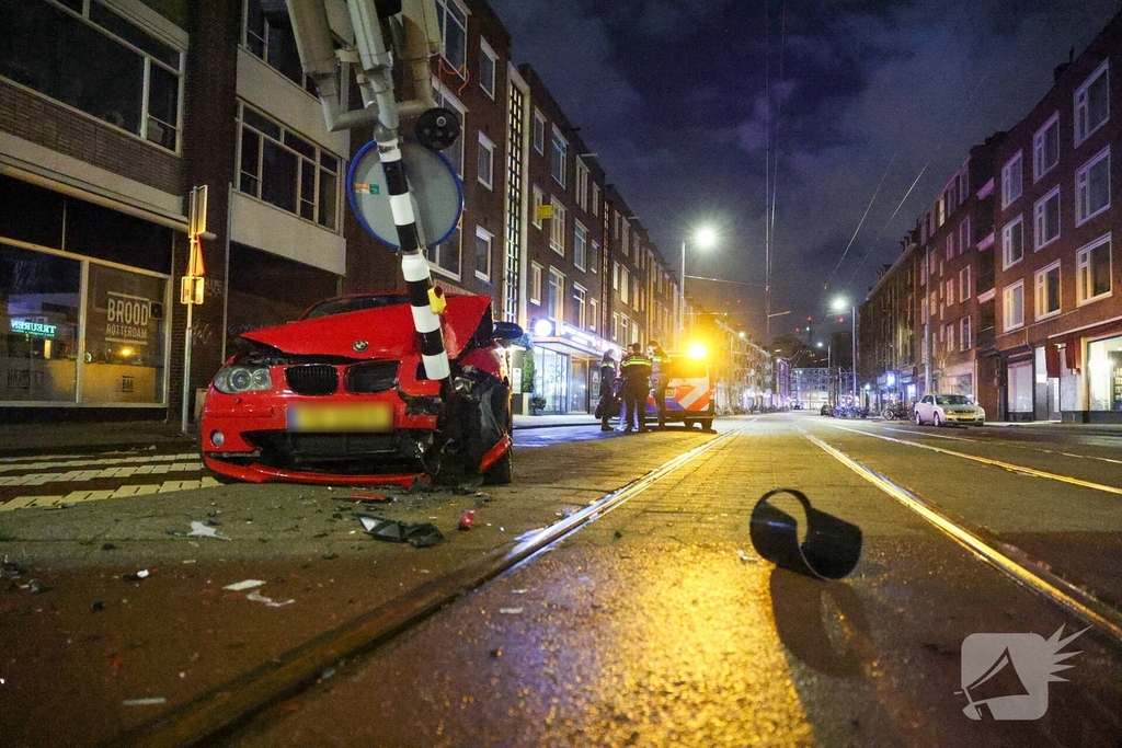 Auto rijdt stoplicht omver op druk kruispunt