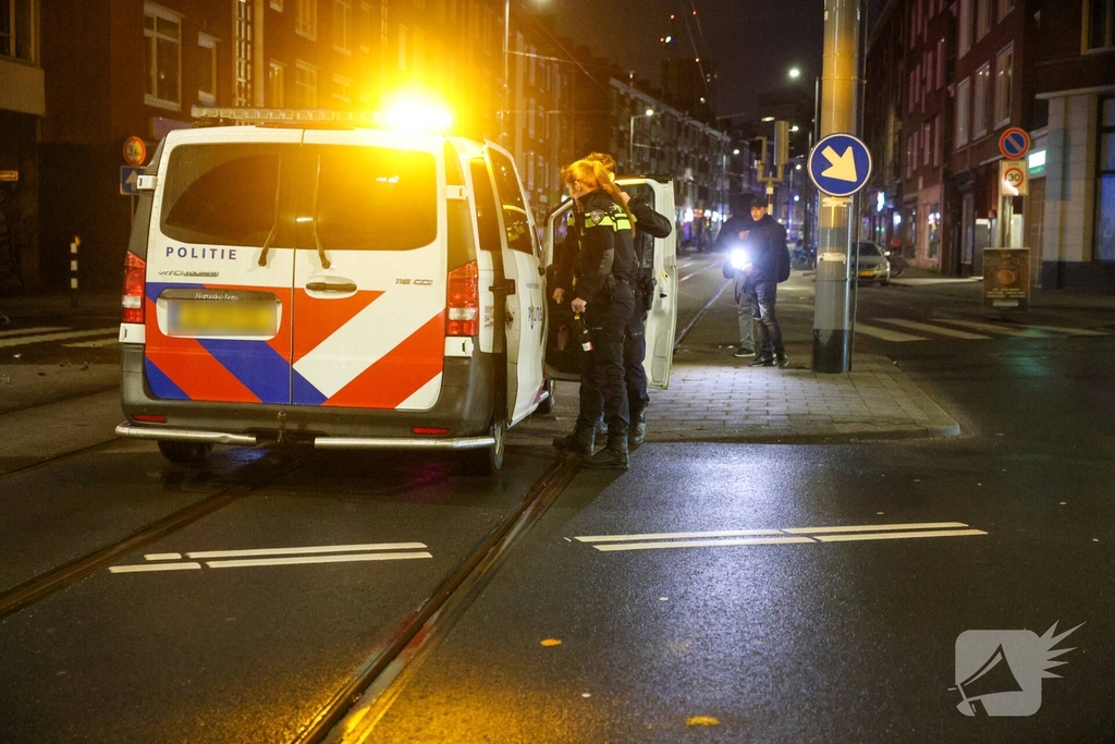 Auto rijdt stoplicht omver op druk kruispunt