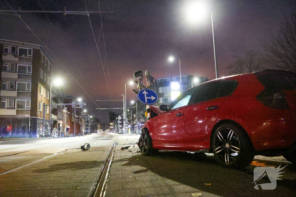 Auto rijdt stoplicht omver op druk kruispunt
