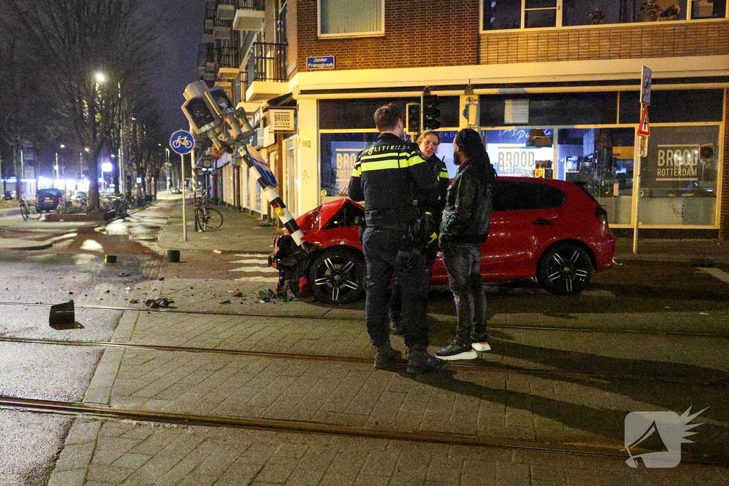Auto rijdt stoplicht omver op druk kruispunt