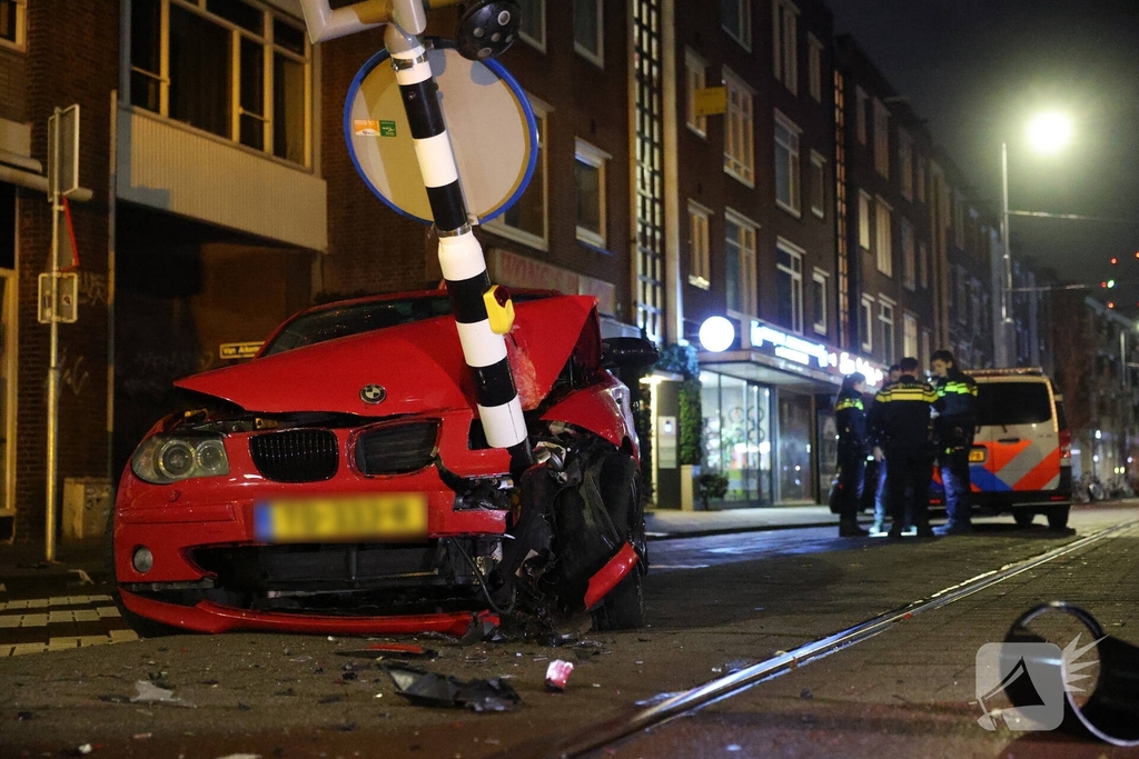 Auto rijdt stoplicht omver op druk kruispunt