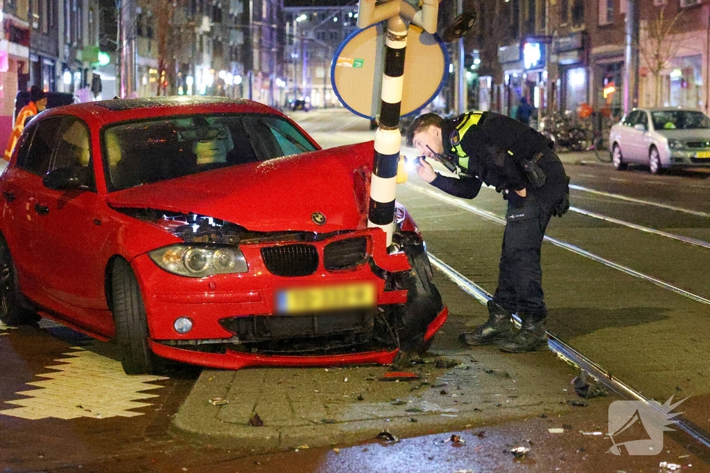 Auto rijdt stoplicht omver op druk kruispunt