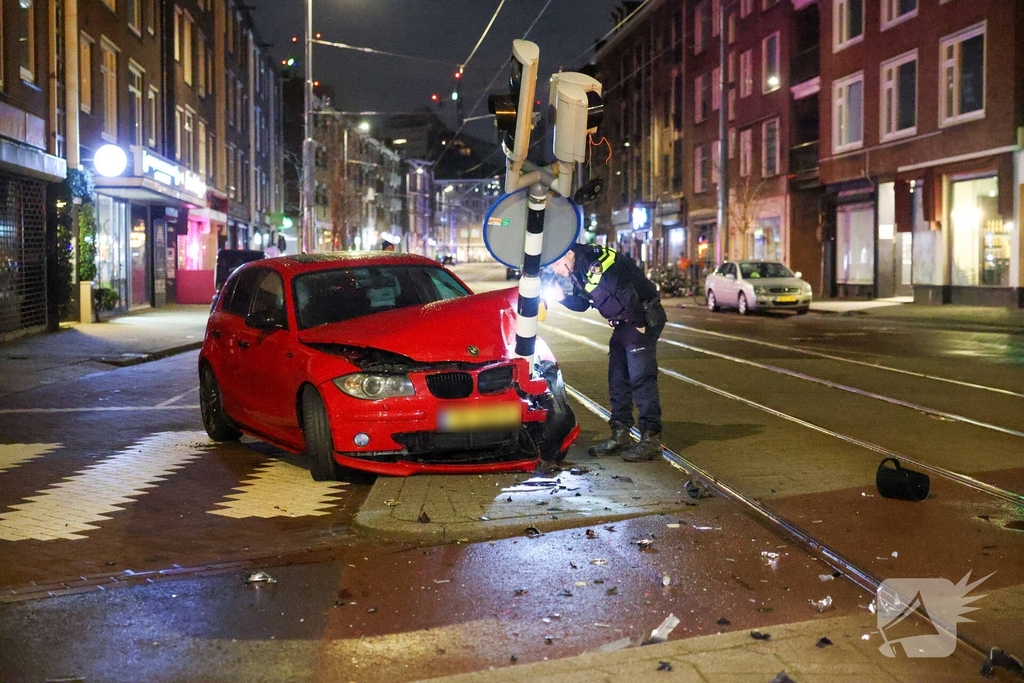 Auto rijdt stoplicht omver op druk kruispunt