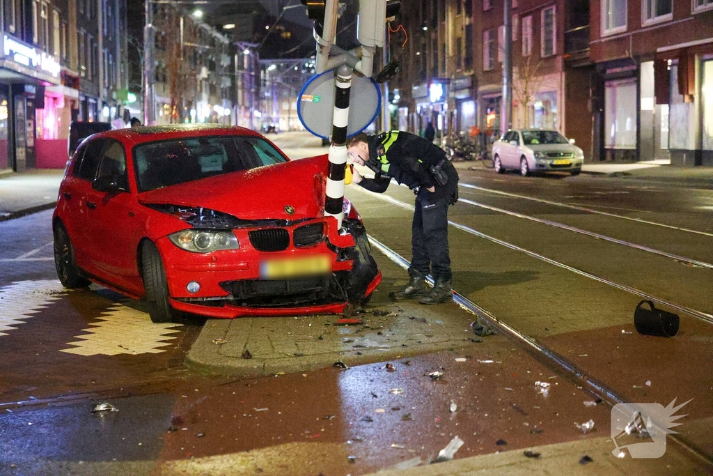 Auto rijdt stoplicht omver op druk kruispunt