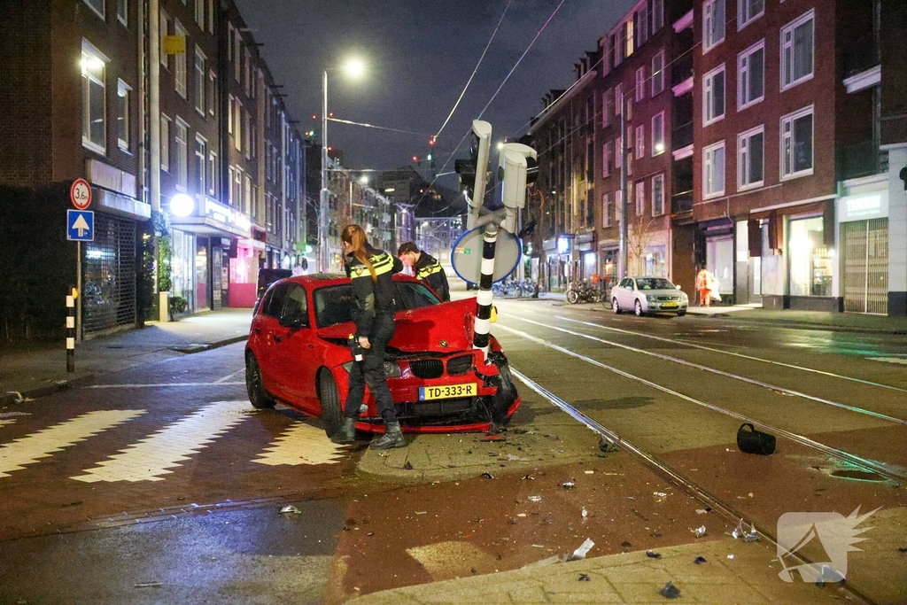 Auto rijdt stoplicht omver op druk kruispunt