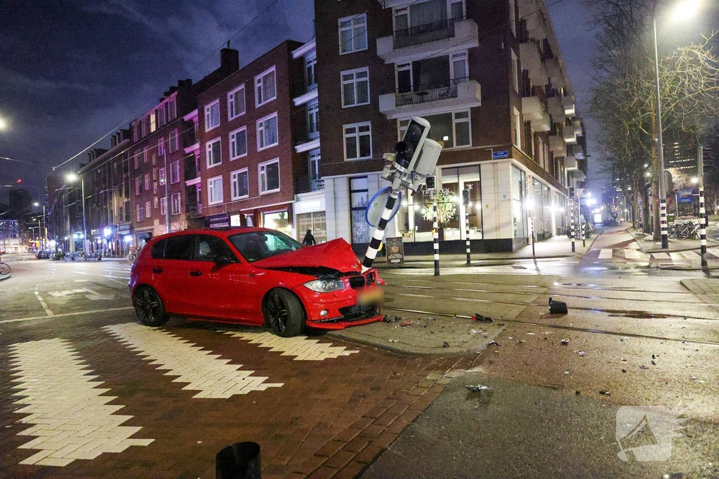 Auto rijdt stoplicht omver op druk kruispunt
