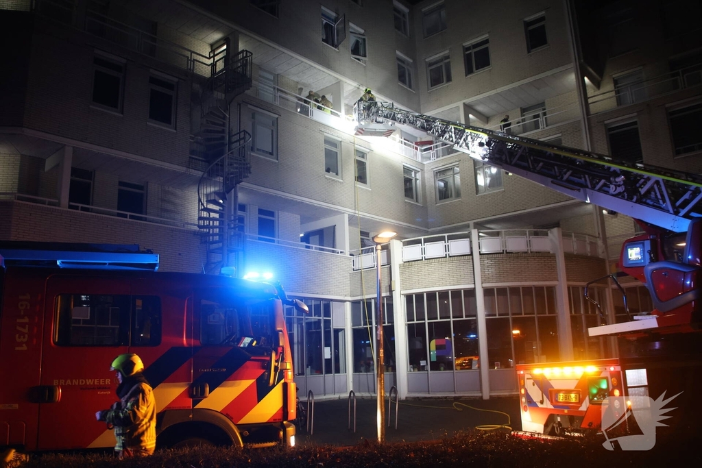 Persoon zwaargewond geraakt bij brand in portiekwoning