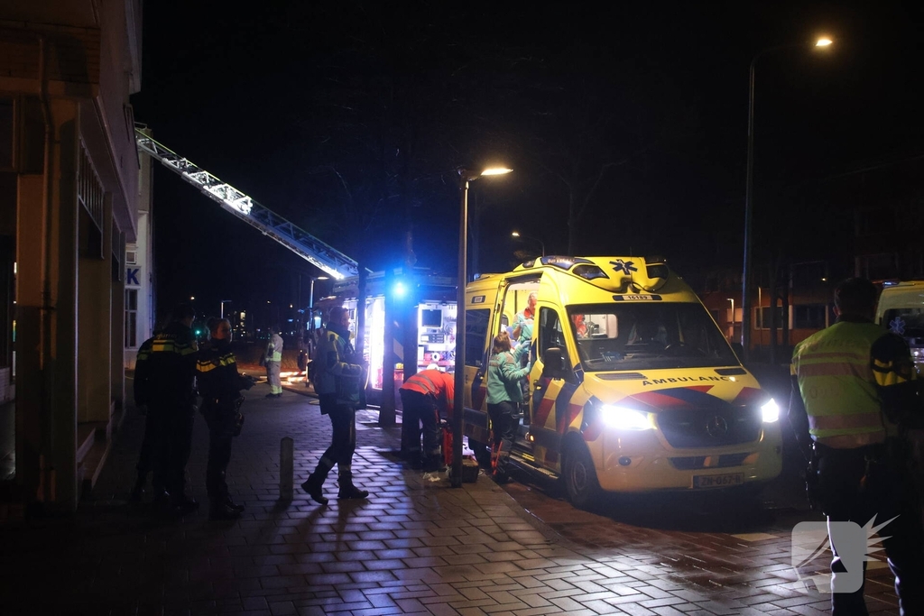 Persoon zwaargewond geraakt bij brand in portiekwoning