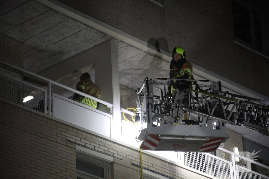 Persoon zwaargewond geraakt bij brand in portiekwoning