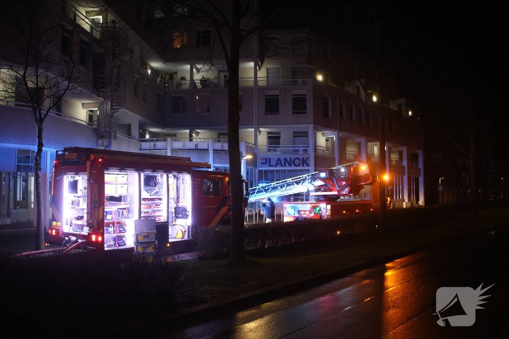 Persoon zwaargewond geraakt bij brand in portiekwoning