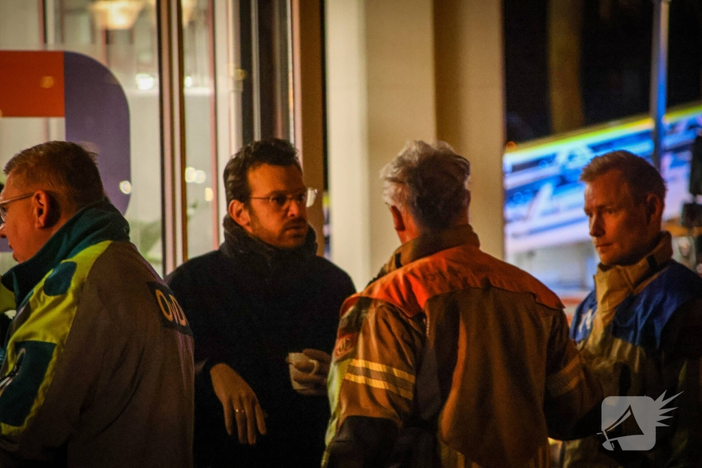 Persoon zwaargewond geraakt bij brand in portiekwoning