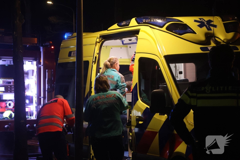 Persoon zwaargewond geraakt bij brand in portiekwoning