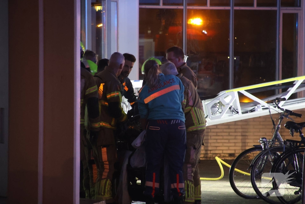 Persoon zwaargewond geraakt bij brand in portiekwoning