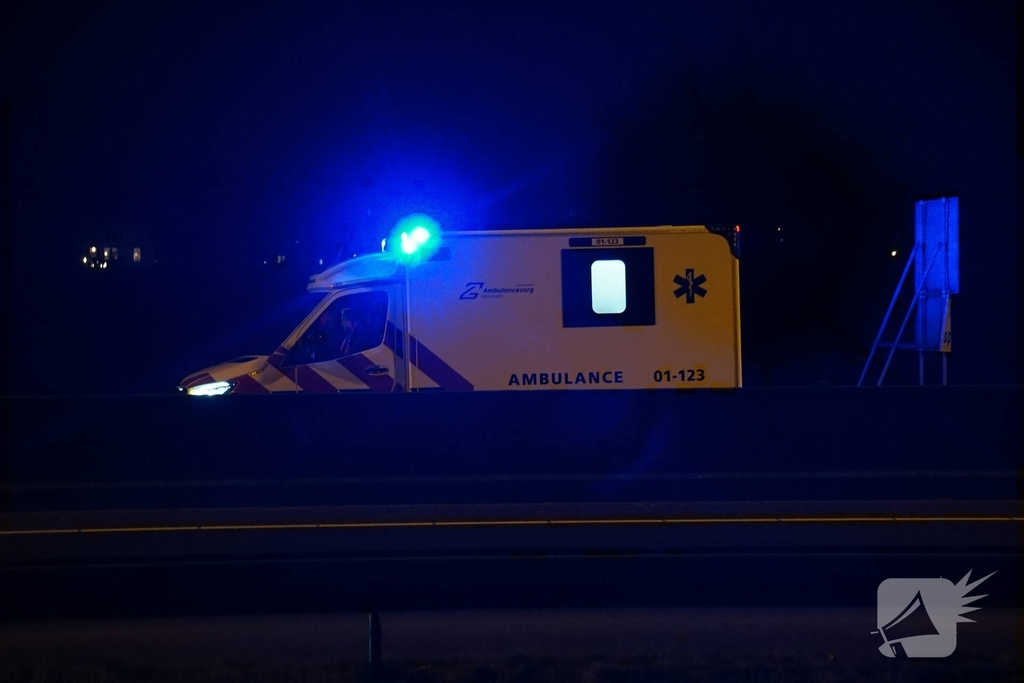 Aanrijding op snelweg leidt tot ziekenhuisopname
