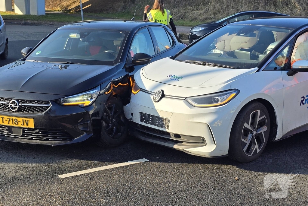 Voertuigen afgesleept na ongeluk