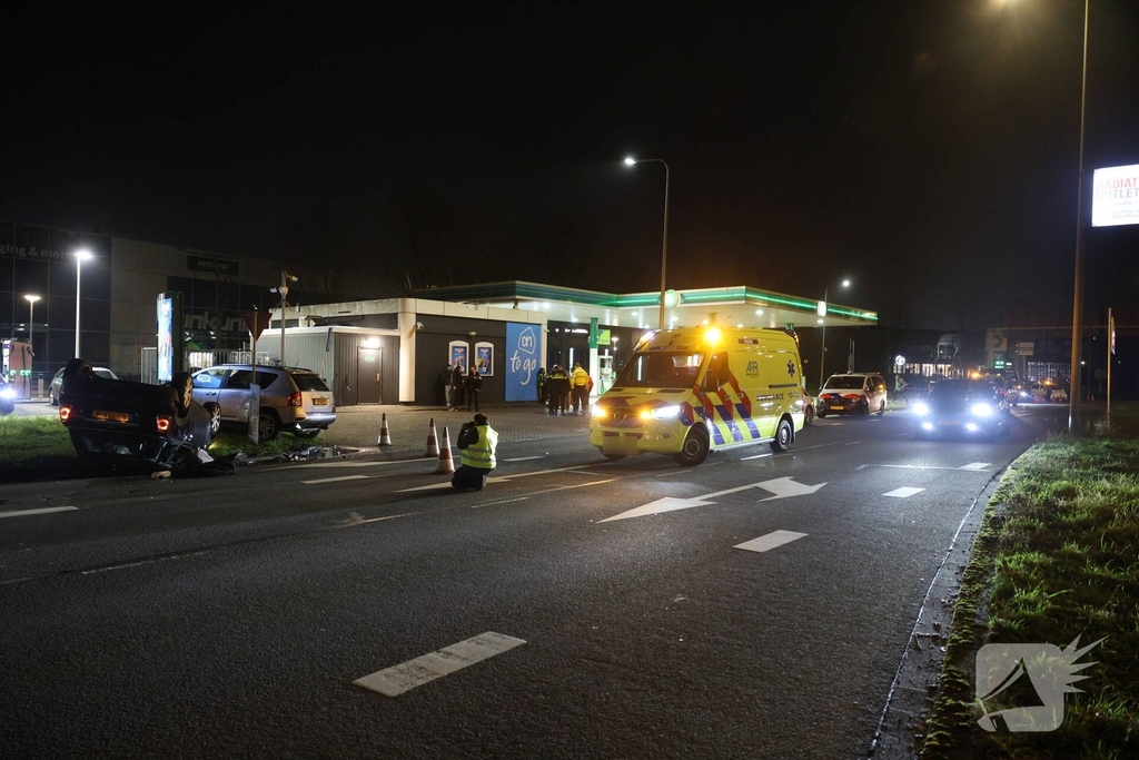 Aanrijding tussen twee voertuigen bij benzinepomp