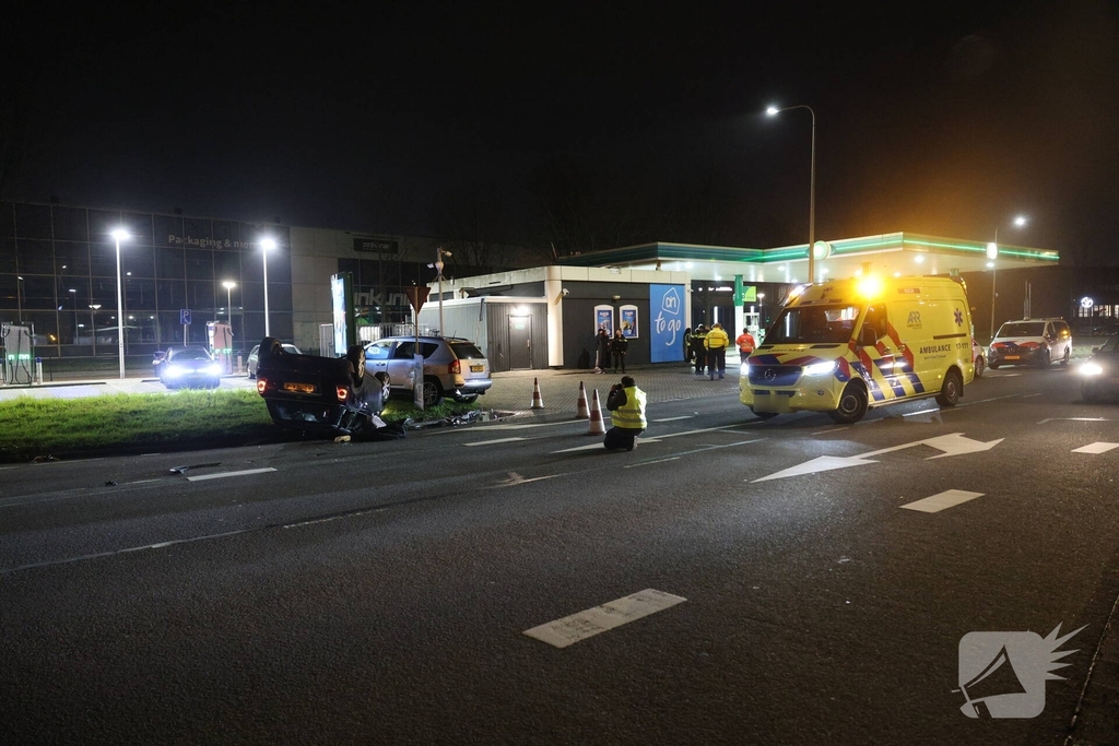 Aanrijding tussen twee voertuigen bij benzinepomp
