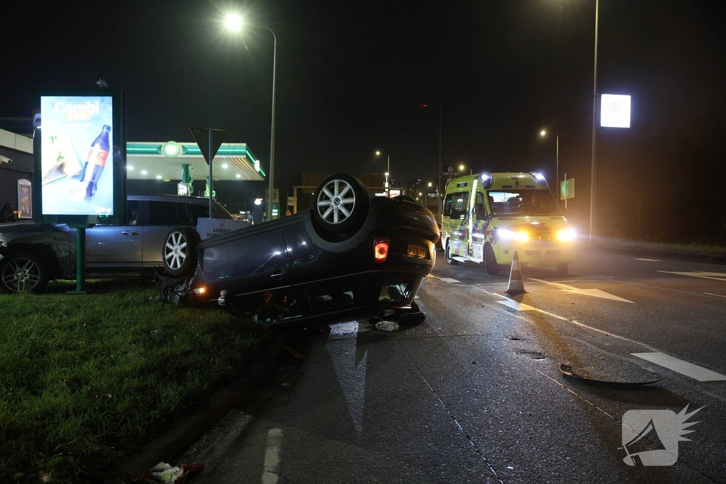 Aanrijding tussen twee voertuigen bij benzinepomp