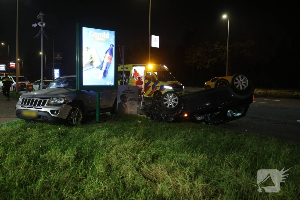 Aanrijding tussen twee voertuigen bij benzinepomp