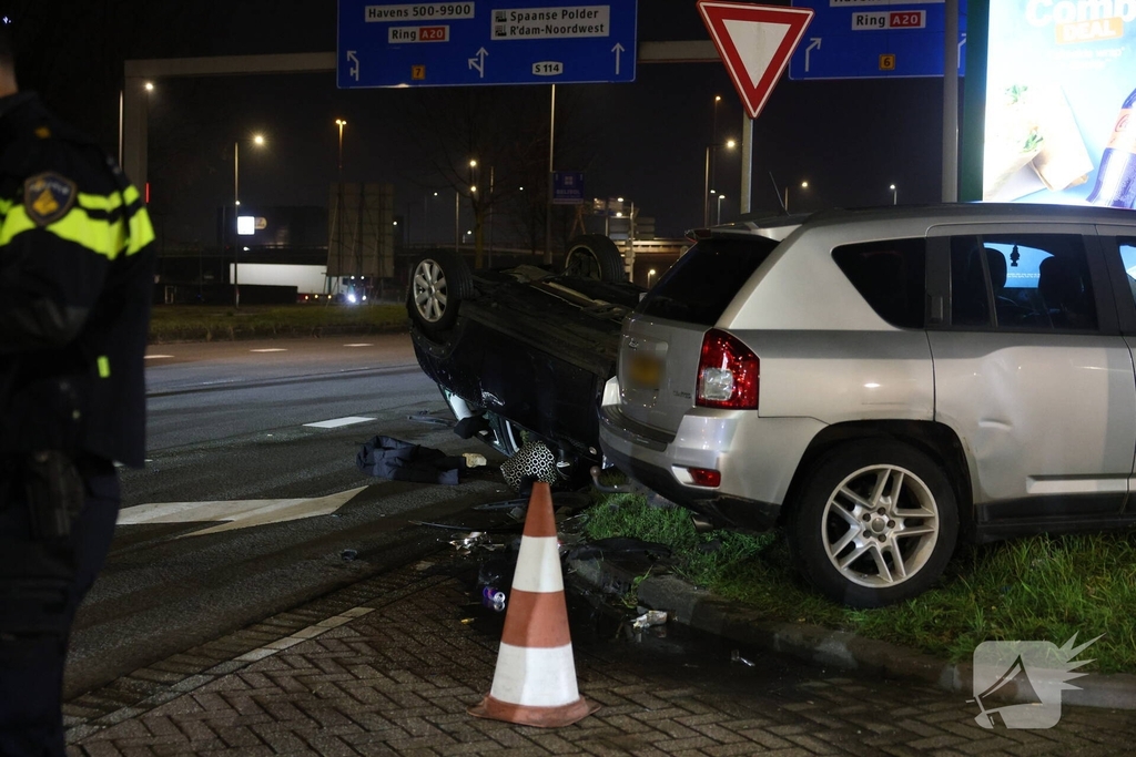 Aanrijding tussen twee voertuigen bij benzinepomp