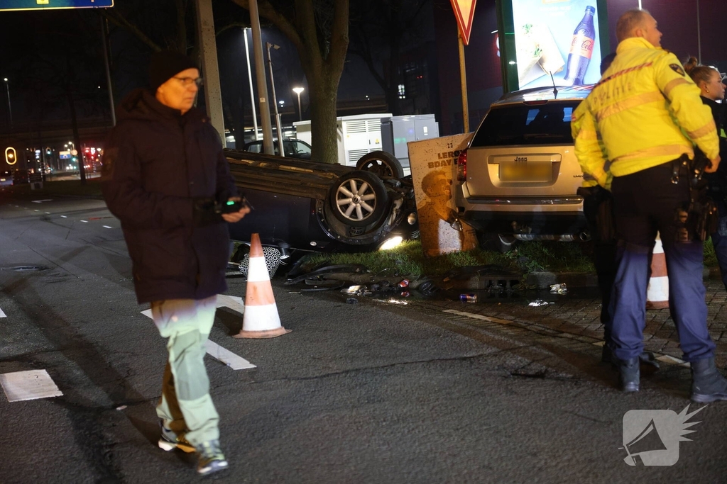 Aanrijding tussen twee voertuigen bij benzinepomp