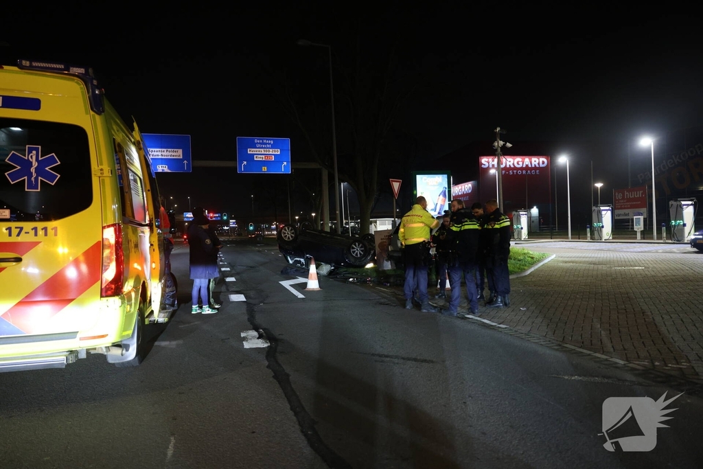 Aanrijding tussen twee voertuigen bij benzinepomp