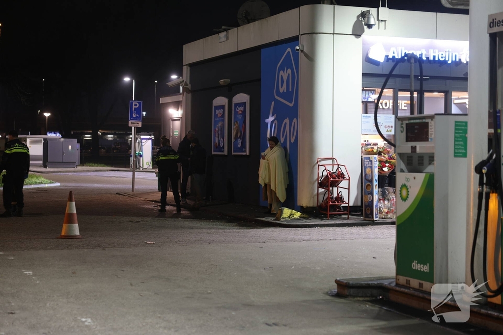 Aanrijding tussen twee voertuigen bij benzinepomp