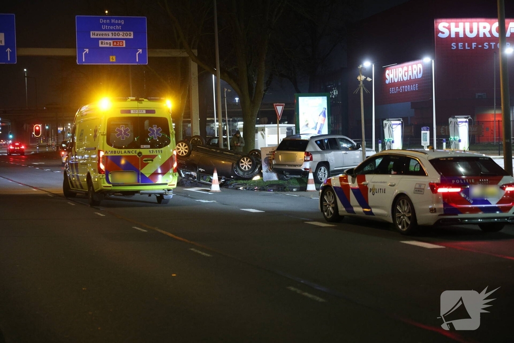 Aanrijding tussen twee voertuigen bij benzinepomp