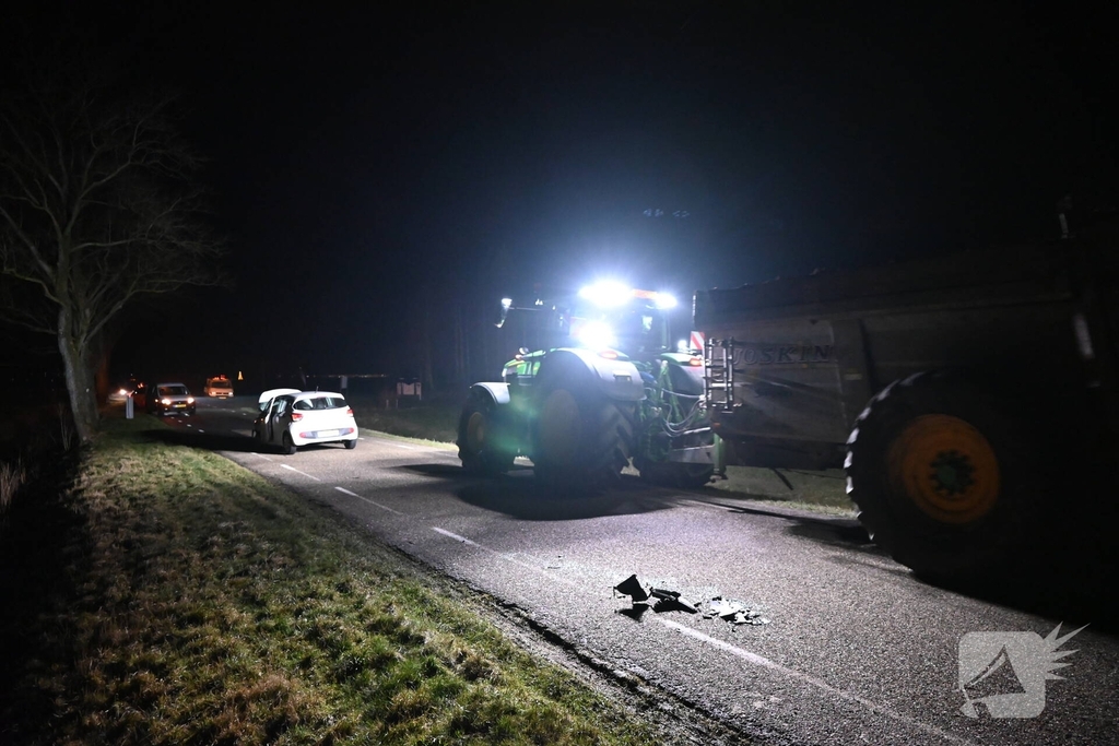 Frontale aanrijding tussen tractor en auto