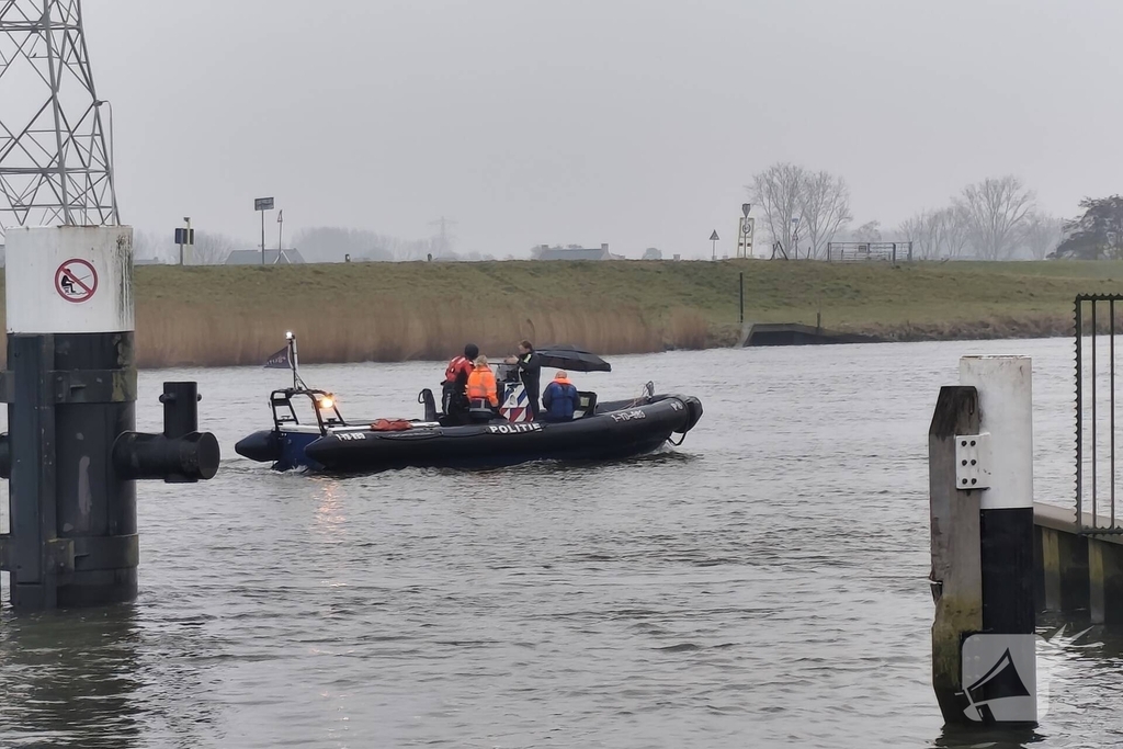 Auto te water bij veerpont