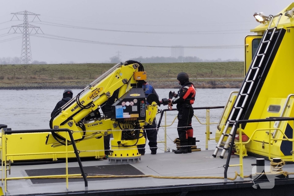 Auto te water bij veerpont