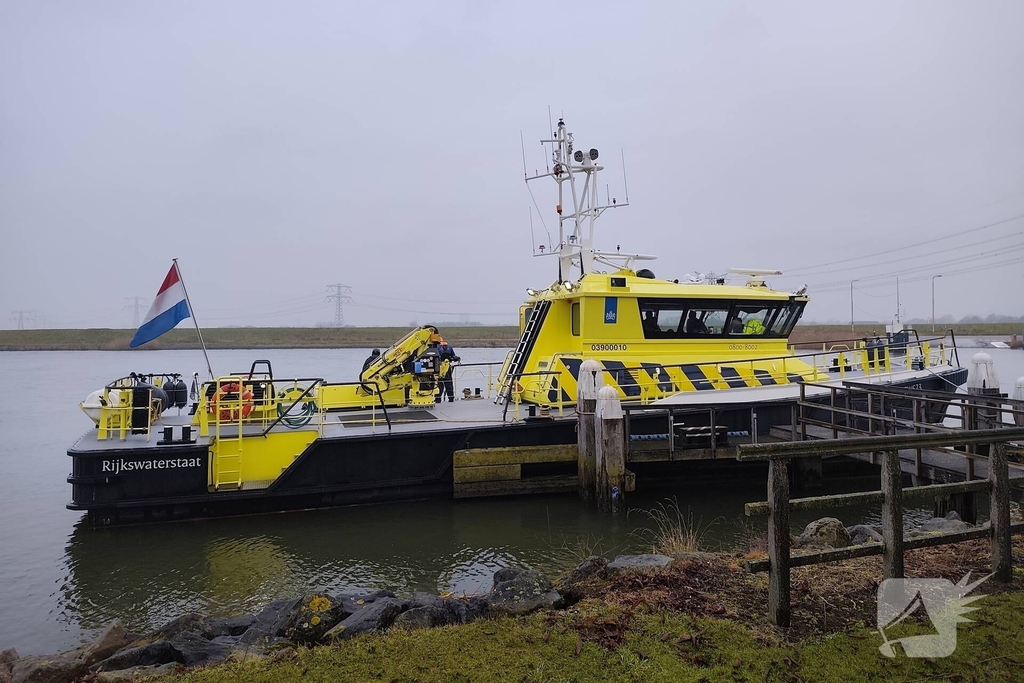 Auto te water bij veerpont