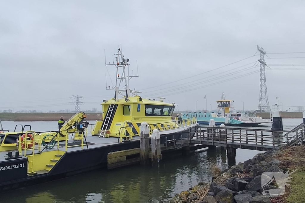 Auto te water bij veerpont
