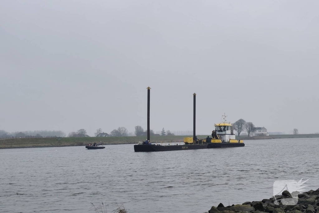 Auto te water bij veerpont