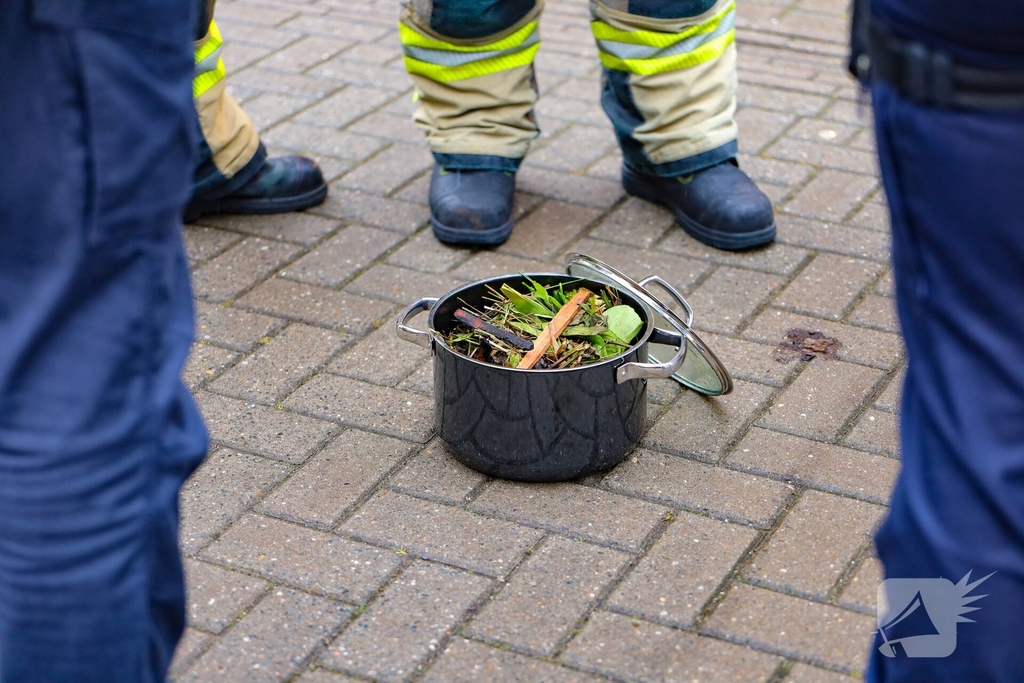 Brandweer inzet door pan met kruiden