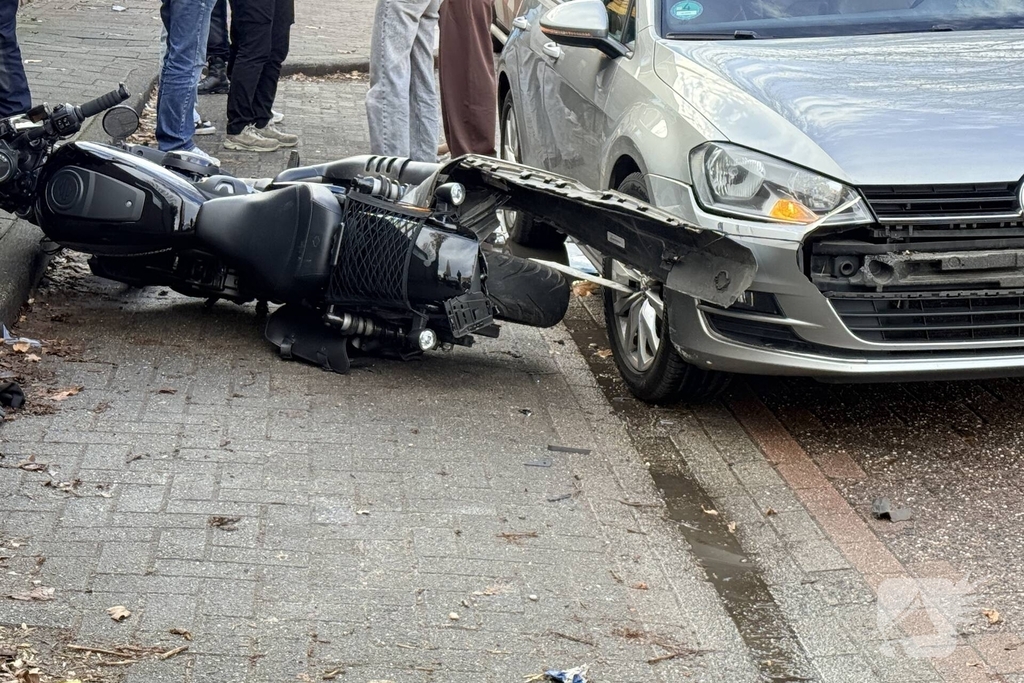 Motorrijder gewond bij botsing met auto
