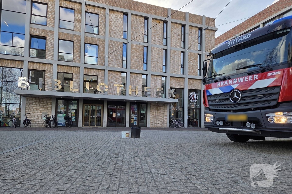 Verward persoon spuit met verf in bibliotheek