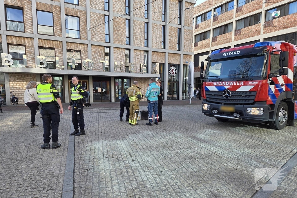 Verward persoon spuit met verf in bibliotheek