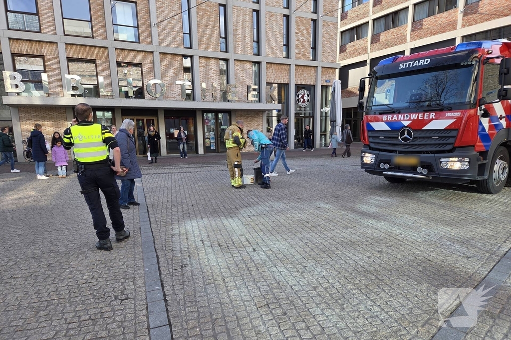 Verward persoon spuit met verf in bibliotheek