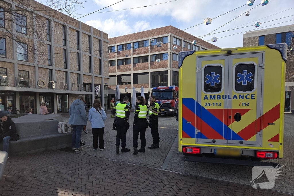 Verward persoon spuit met verf in bibliotheek