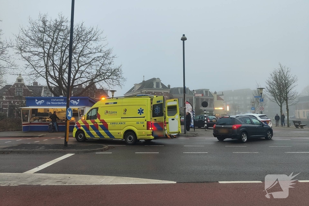 Oudere man op fiets geraakt door auto