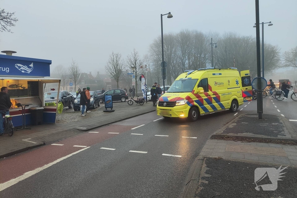 Oudere man op fiets geraakt door auto