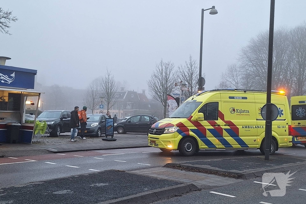 Oudere man op fiets geraakt door auto