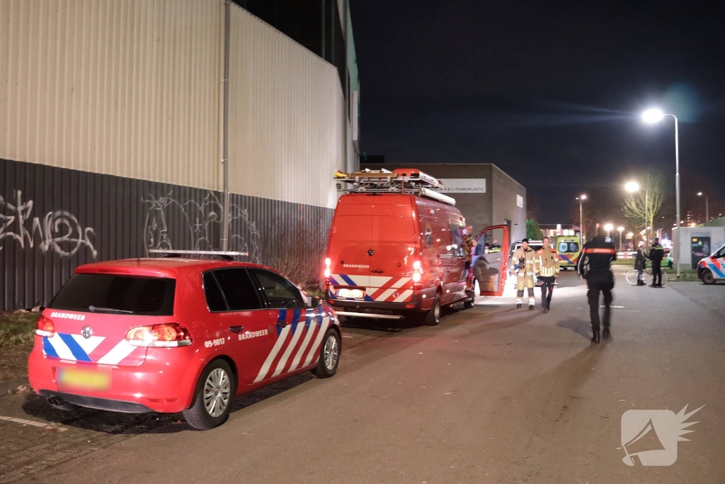 Persoon komt veilig uit water na incident